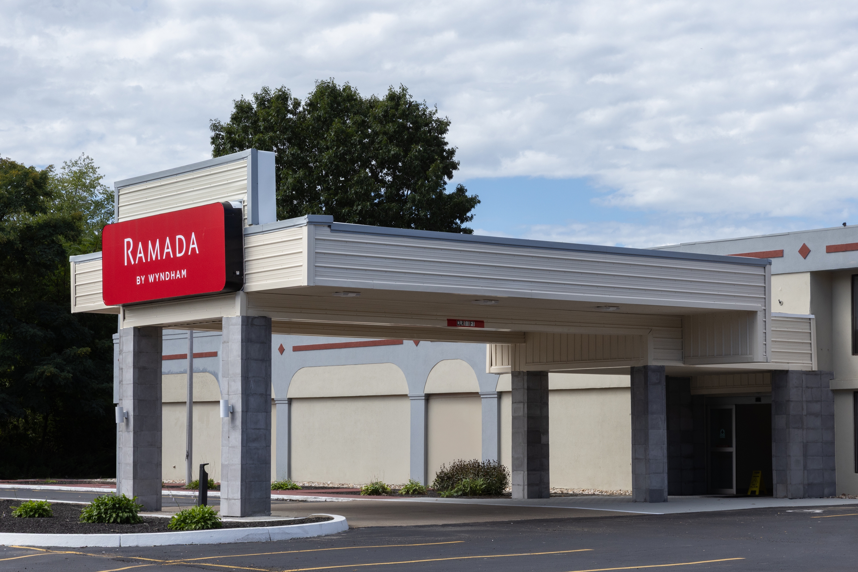 Exterior of Ramada by Wyndham New Kensington hotel in New Kensington, Pennsylvania