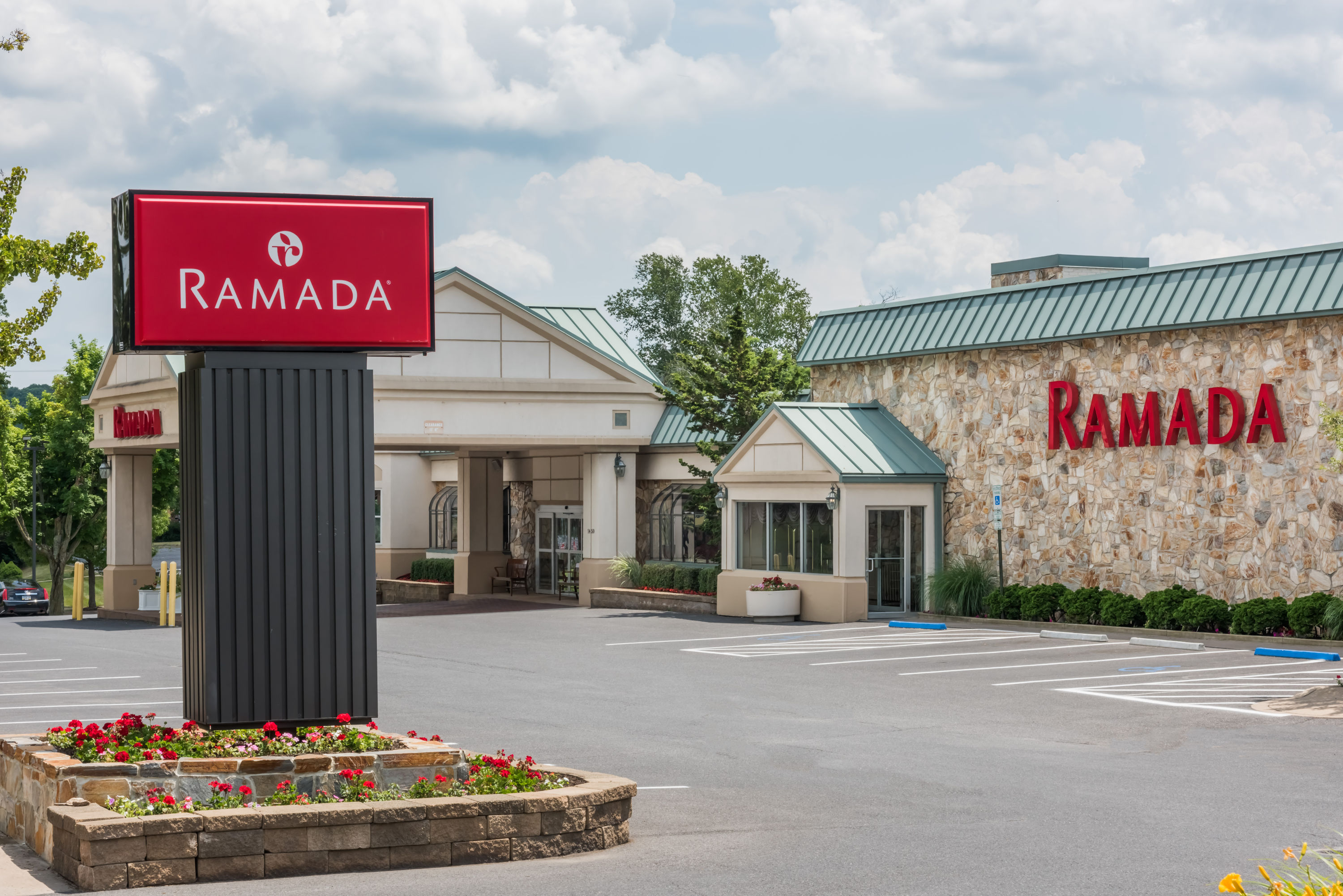 Ramada By Wyndham State College Hotel Conference Center State