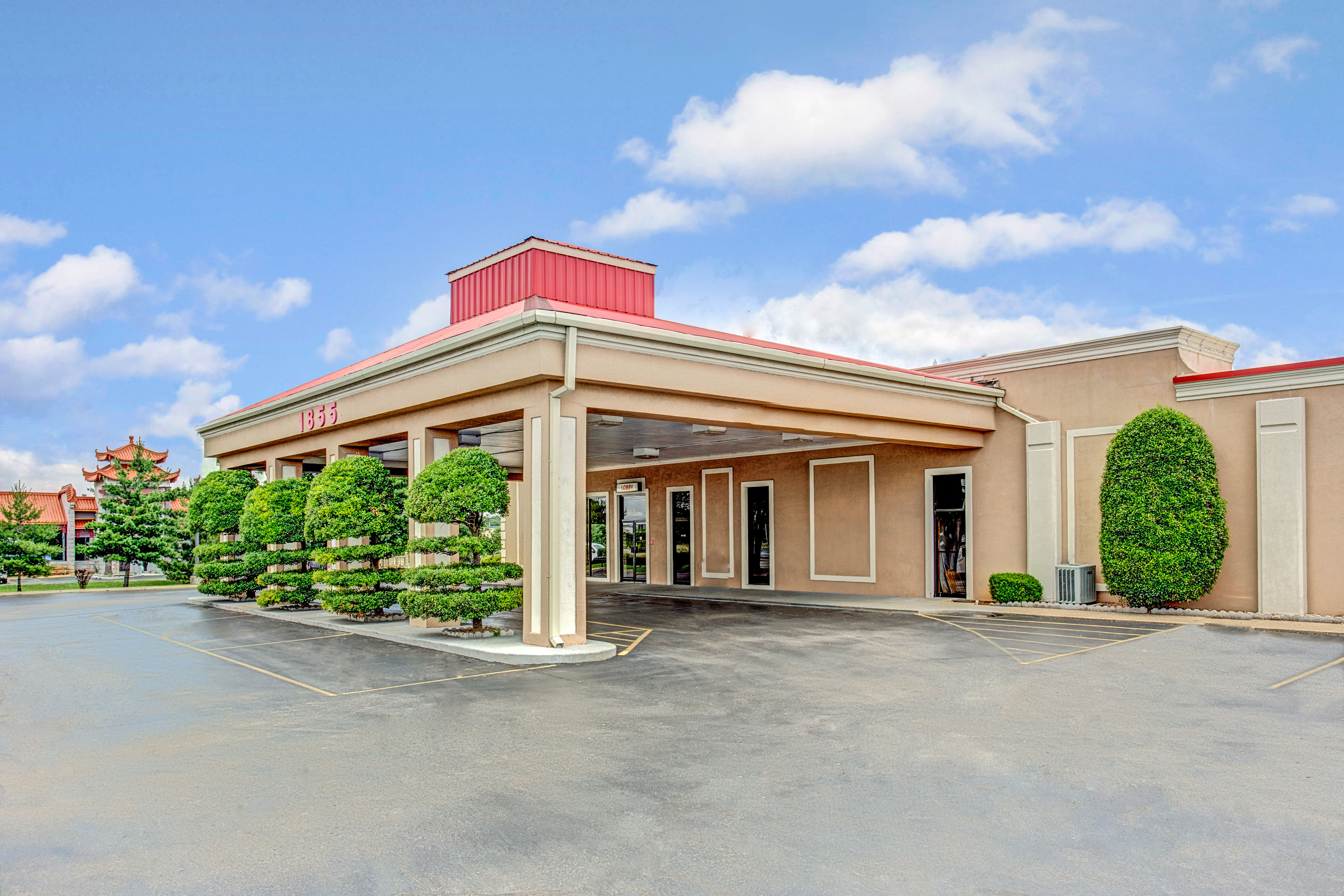Exterior of Ramada by Wyndham Murfreesboro hotel in Murfreesboro, Tennessee