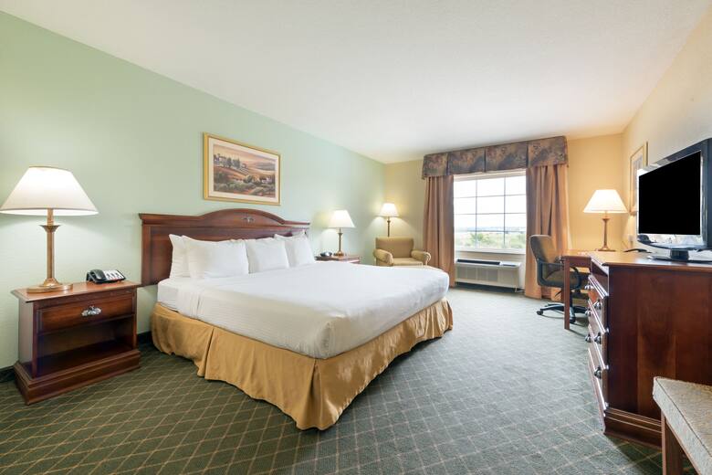 Guest room at the Ramada Gatesville in Gatesville, Texas