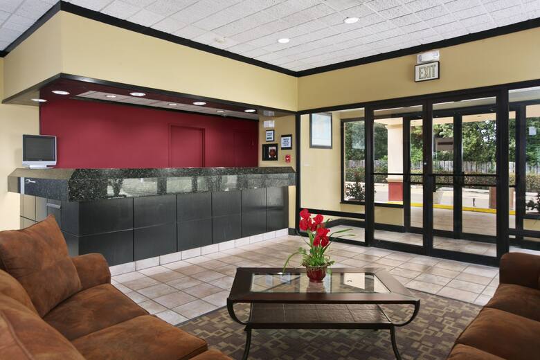 Ramada Texarkana hotel lobby in Texarkana, Texas