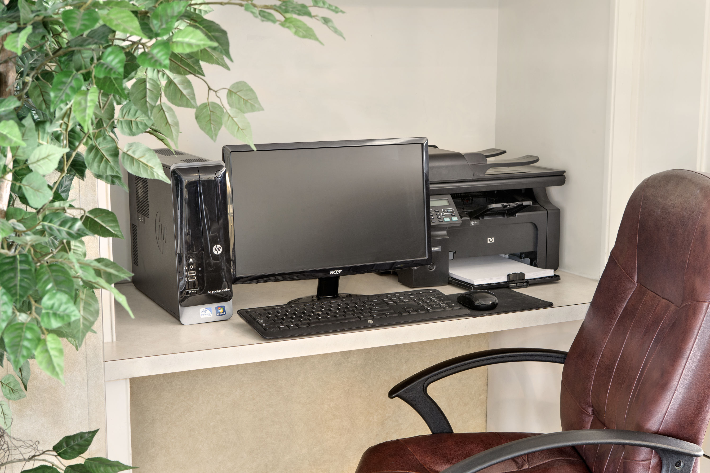 Ramada by Wyndham Moses Lake business center in Moses Lake, Washington