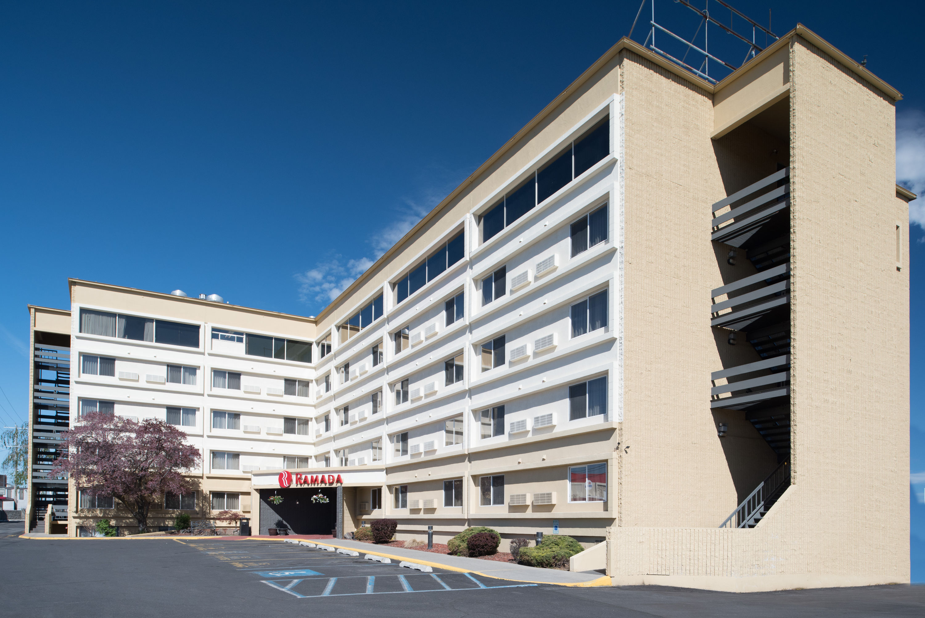 Ramada By Wyndham Downtown Spokane Spokane Wa Hotels