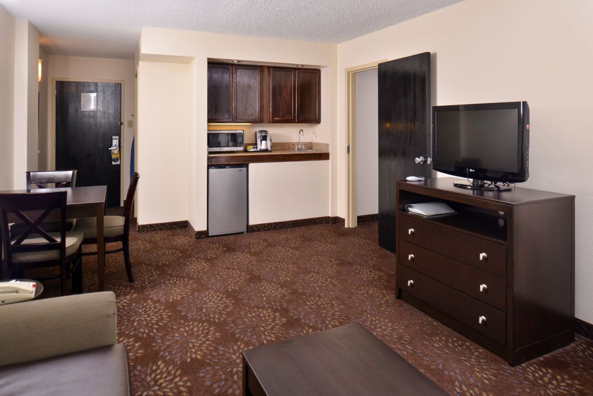 Guest room at the Ramada Plaza by Wyndham Sheridan Hotel & Convention Center in Sheridan, Wyoming