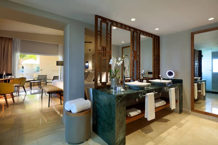 Guest room bath at the Grand Palladium Select Bavaro, All Inclusive Resort & Spa in Punta Cana, Other than US/Canada