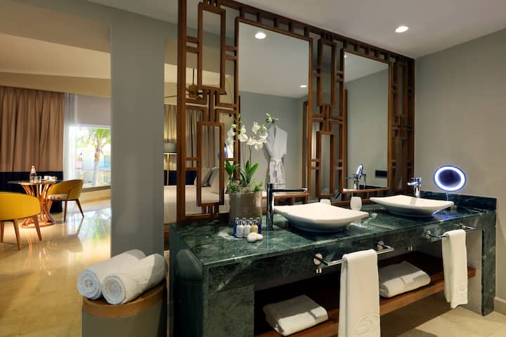 Guest room bath at the Grand Palladium Select Bavaro, All Inclusive Resort & Spa in Punta Cana, Other than US/Canada