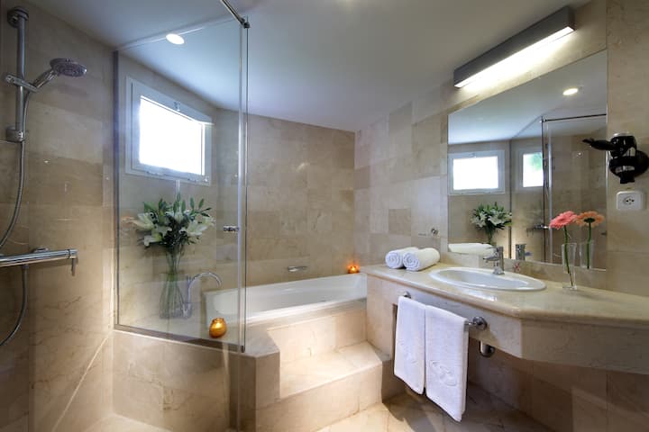 Guest room bath at the Grand Palladium Select Bavaro, All Inclusive Resort & Spa in Punta Cana, Other than US/Canada