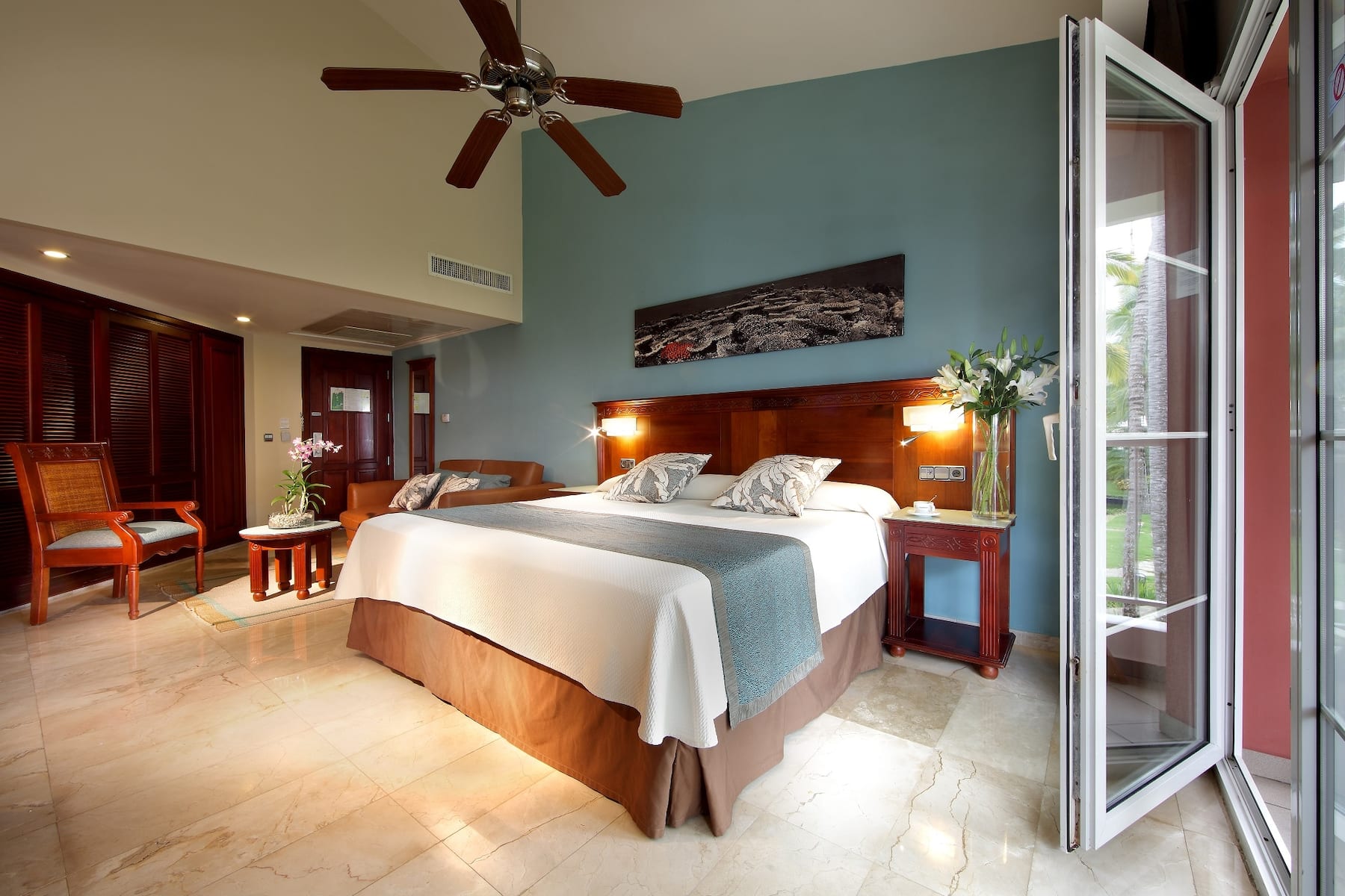 King bed guest room at the Grand Palladium Select Bavaro, All Inclusive Resort & Spa in Punta Cana, Other than US/Canada
