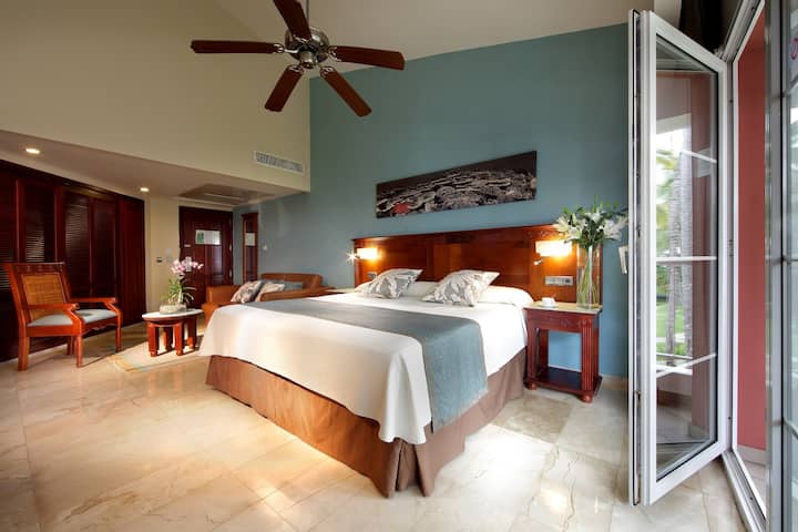 King bed guest room at the Grand Palladium Select Bavaro, All Inclusive Resort & Spa in Punta Cana, Other than US/Canada
