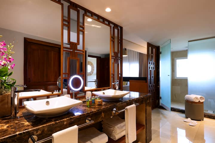 Guest room bath at the Grand Palladium Select Bavaro, All Inclusive Resort & Spa in Punta Cana, Other than US/Canada