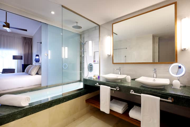Guest room bath at the Grand Palladium Punta Cana, All Inclusive Resort & Spa in Punta Cana, Other than US/Canada