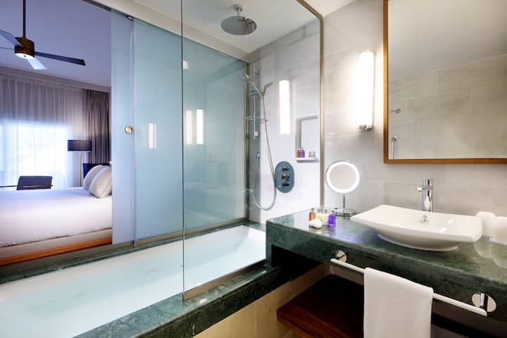 Guest room bath at the Grand Palladium Punta Cana, All Inclusive Resort & Spa in Punta Cana, Other than US/Canada