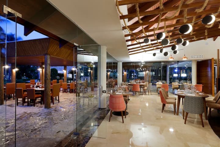 Grand Palladium Punta Cana, All Inclusive Resort & Spa restaurant in Punta Cana, Other than US/Canada