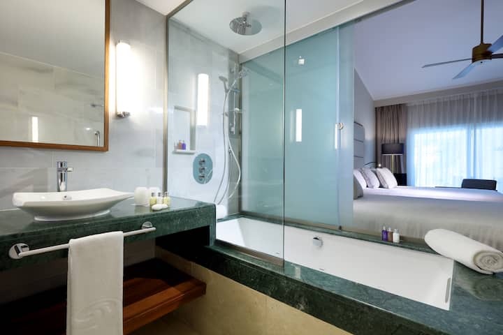 Guest room bath at the Grand Palladium Punta Cana, All Inclusive Resort & Spa in Punta Cana, Other than US/Canada