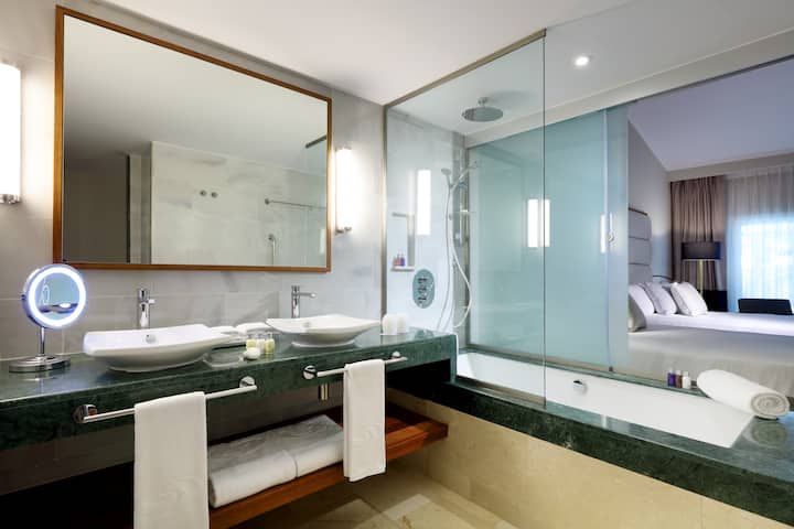 Guest room bath at the Grand Palladium Punta Cana, All Inclusive Resort & Spa in Punta Cana, Other than US/Canada