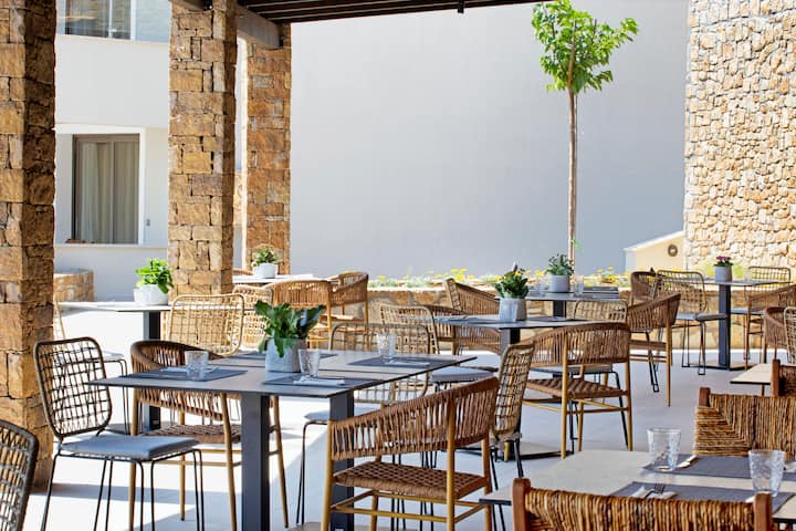 Ajul Luxury Hotel & Spa Resort, A Registry Collection Hotel restaurant in Agia Paraskevi Chalikidi, Other than US/Canada