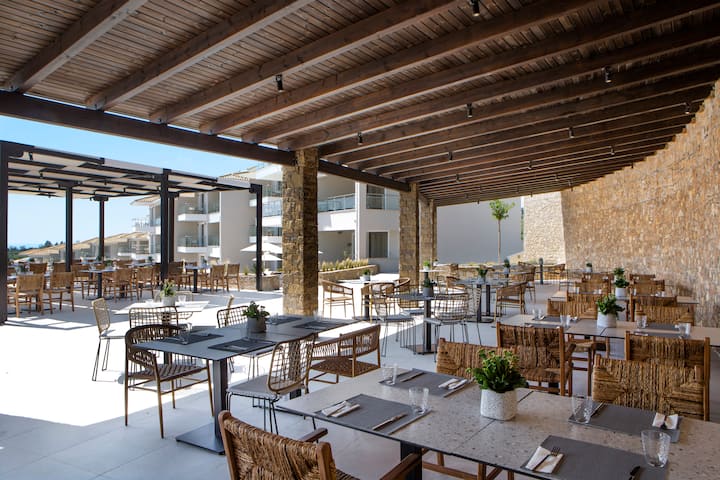 Ajul Luxury Hotel & Spa Resort, A Registry Collection Hotel restaurant in Agia Paraskevi Chalikidi, Other than US/Canada