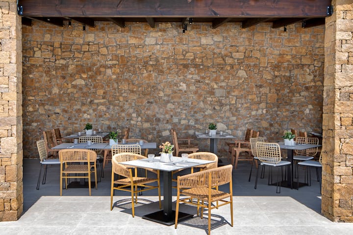 Ajul Luxury Hotel & Spa Resort, A Registry Collection Hotel restaurant in Agia Paraskevi Chalikidi, Other than US/Canada