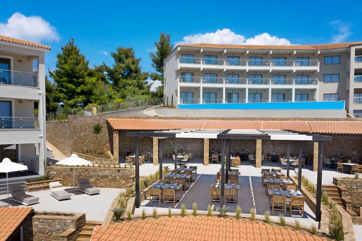 Ajul Luxury Hotel & Spa Resort, A Registry Collection Hotel restaurant in Agia Paraskevi Chalikidi, Other than US/Canada