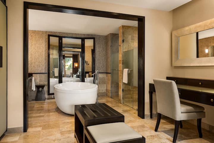 Guest room bath at the Grand Palladium Colonial Riviera Maya, All Inclusive Resort in Riviera Maya, Other than US/Canada