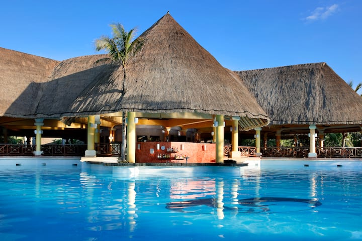 Pool bar at Grand Palladium Colonial Riviera Maya, All Inclusive Resort in Riviera Maya, Other than US/Canada