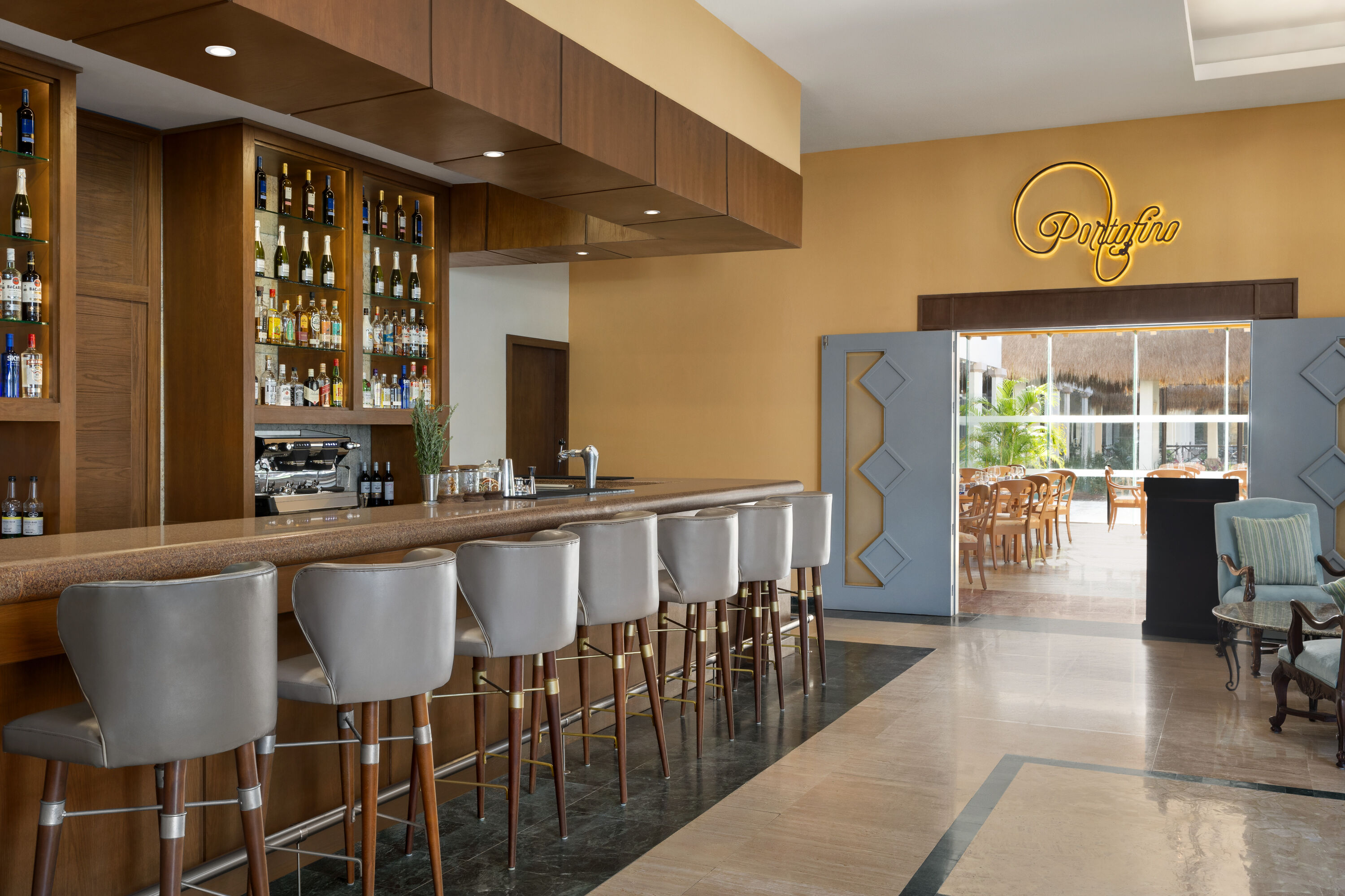 Grand Palladium Select WhiteSand Resort & Spa All Inclusive bar and grill in Riviera Maya, Other than US/Canada