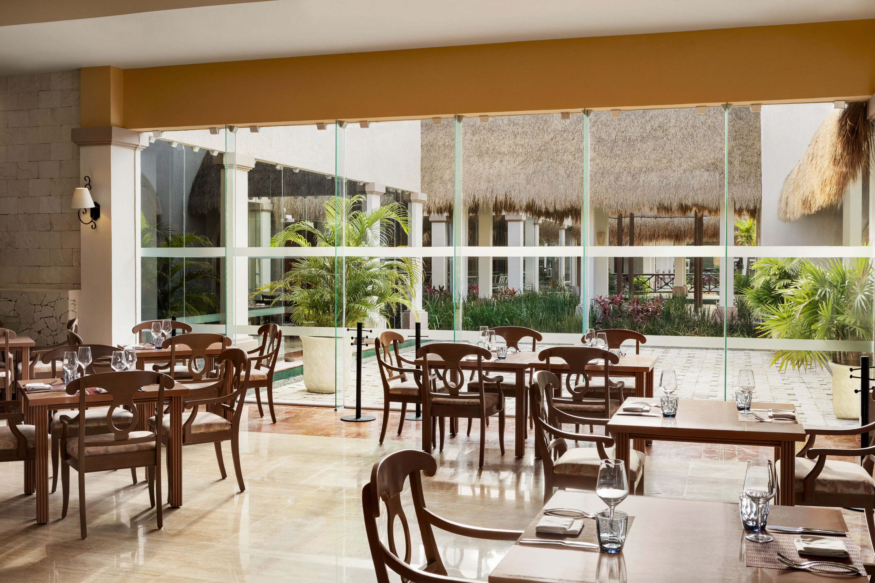 Grand Palladium Select WhiteSand Resort & Spa All Inclusive bar and grill in Riviera Maya, Other than US/Canada