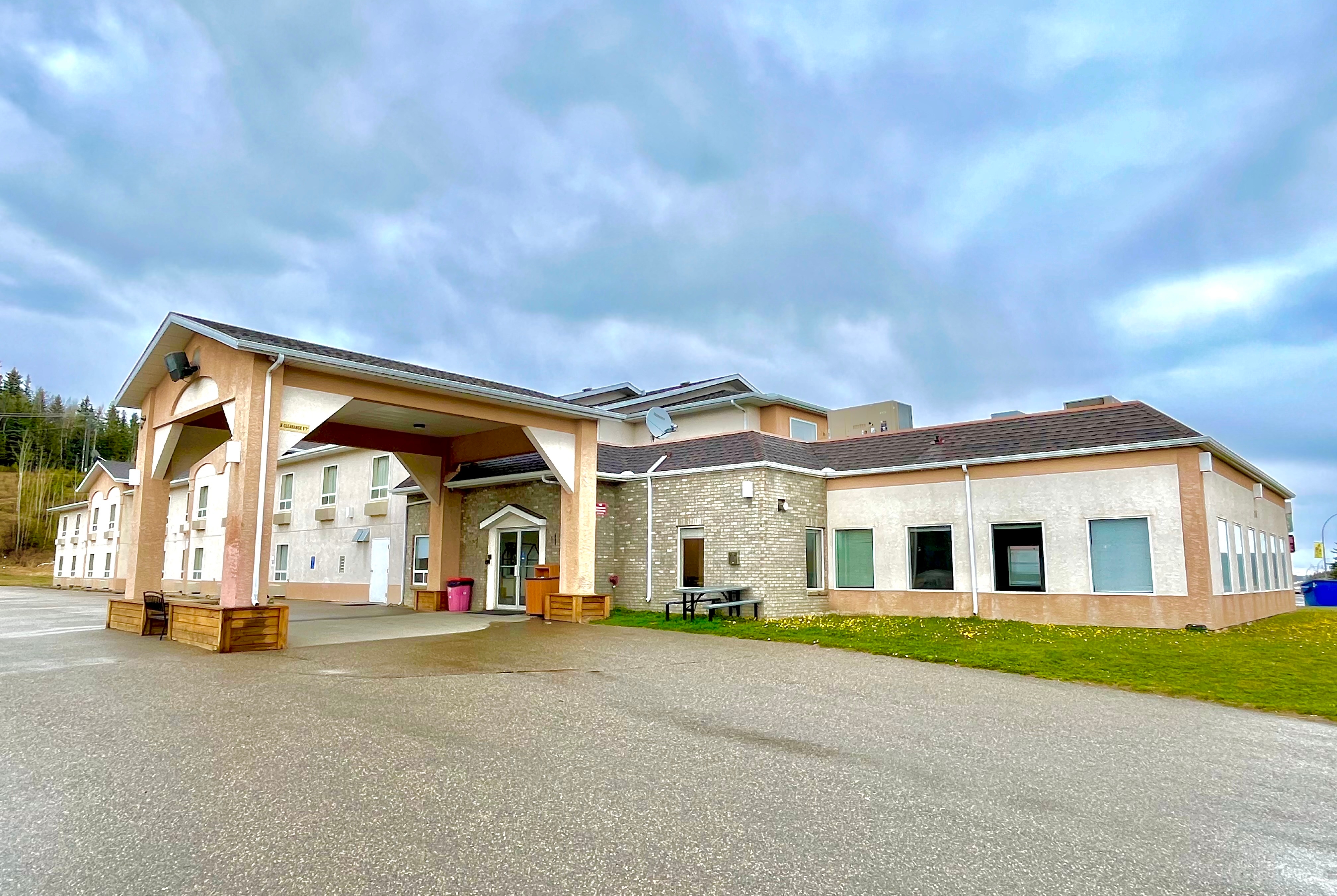 Exterior of Super 8 by Wyndham Hinton hotel in Hinton, Alberta