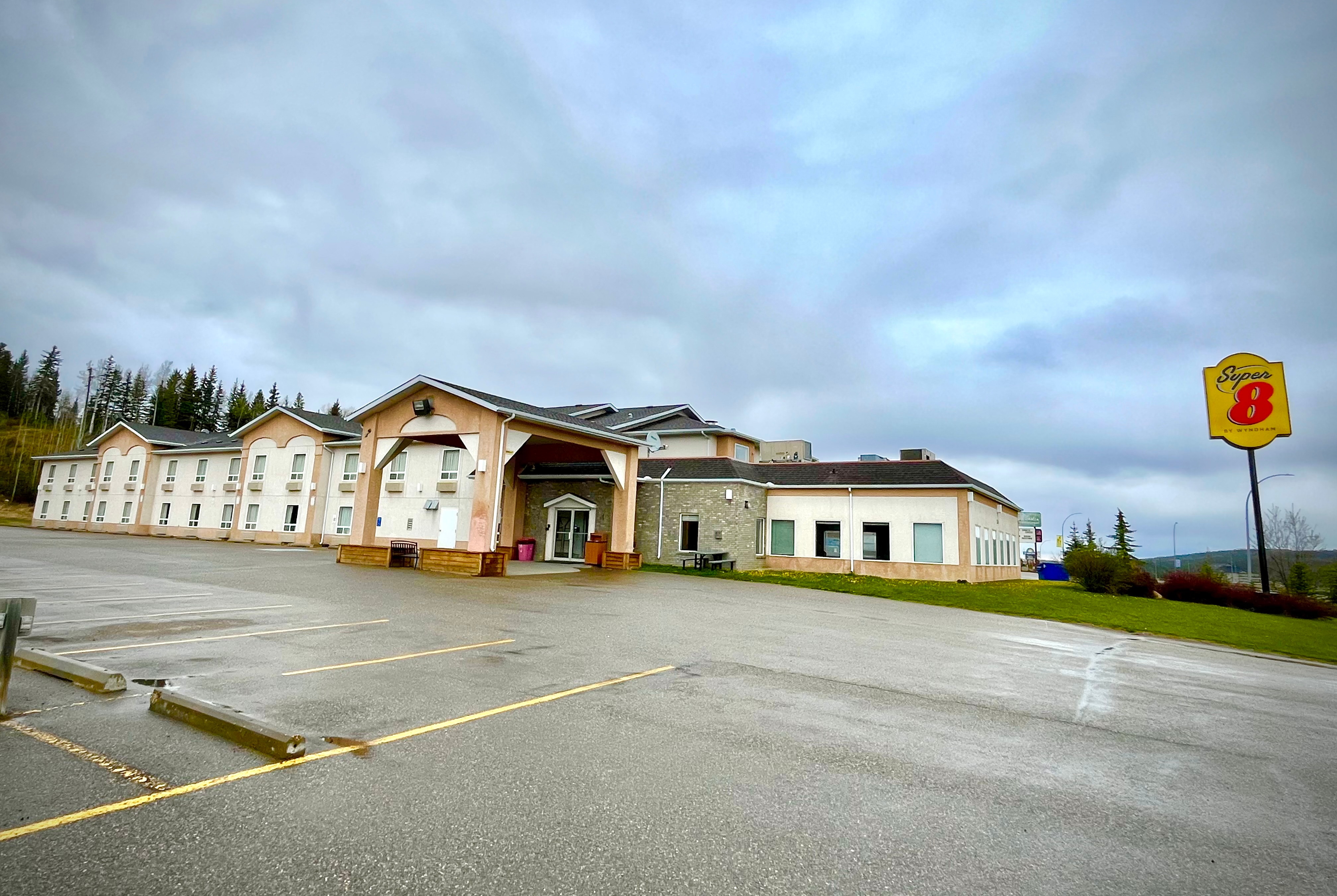 Exterior of Super 8 by Wyndham Hinton hotel in Hinton, Alberta