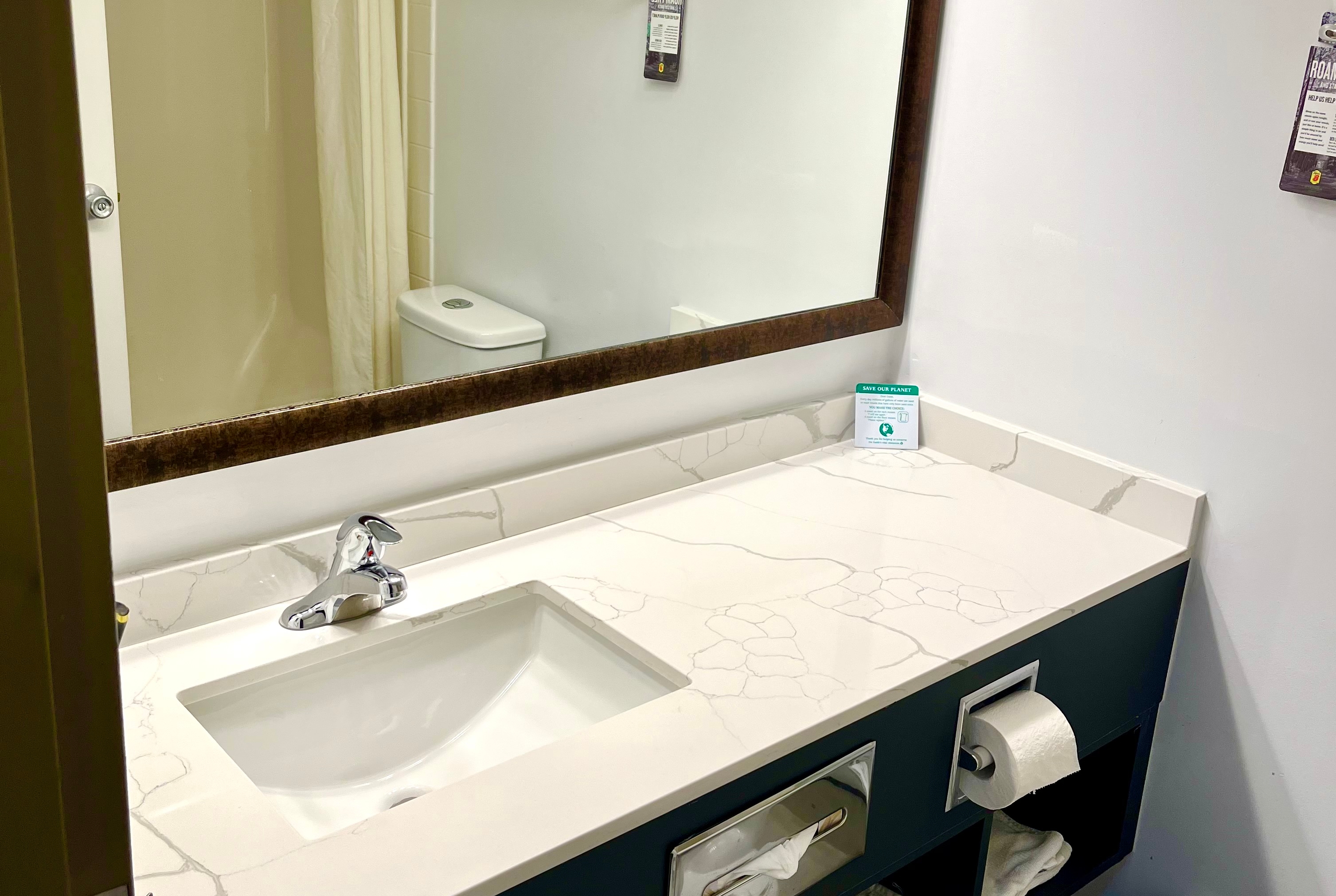 Guest room bath at the Super 8 by Wyndham Hinton in Hinton, Alberta