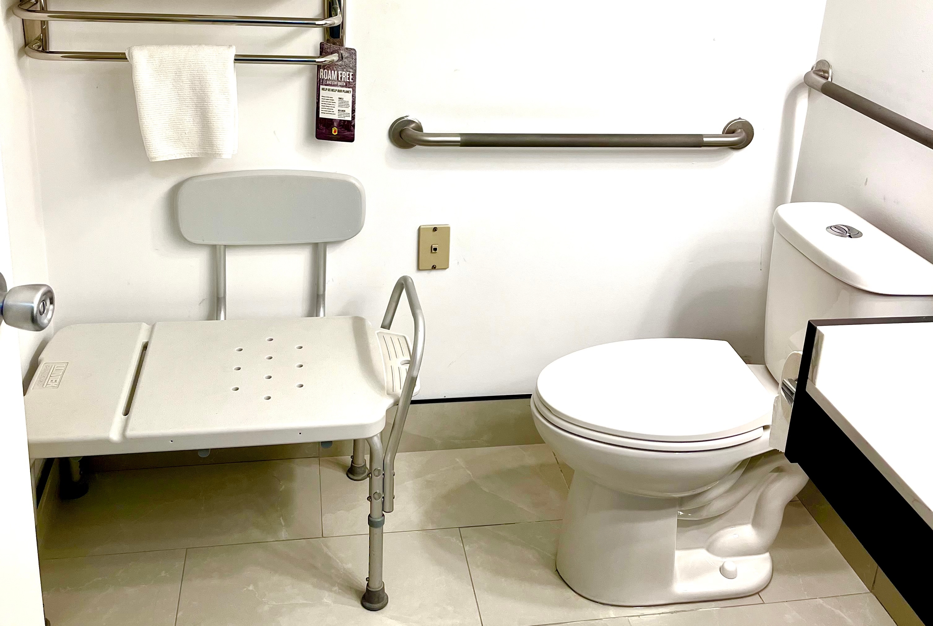 Guest room bath at the Super 8 by Wyndham Hinton in Hinton, Alberta