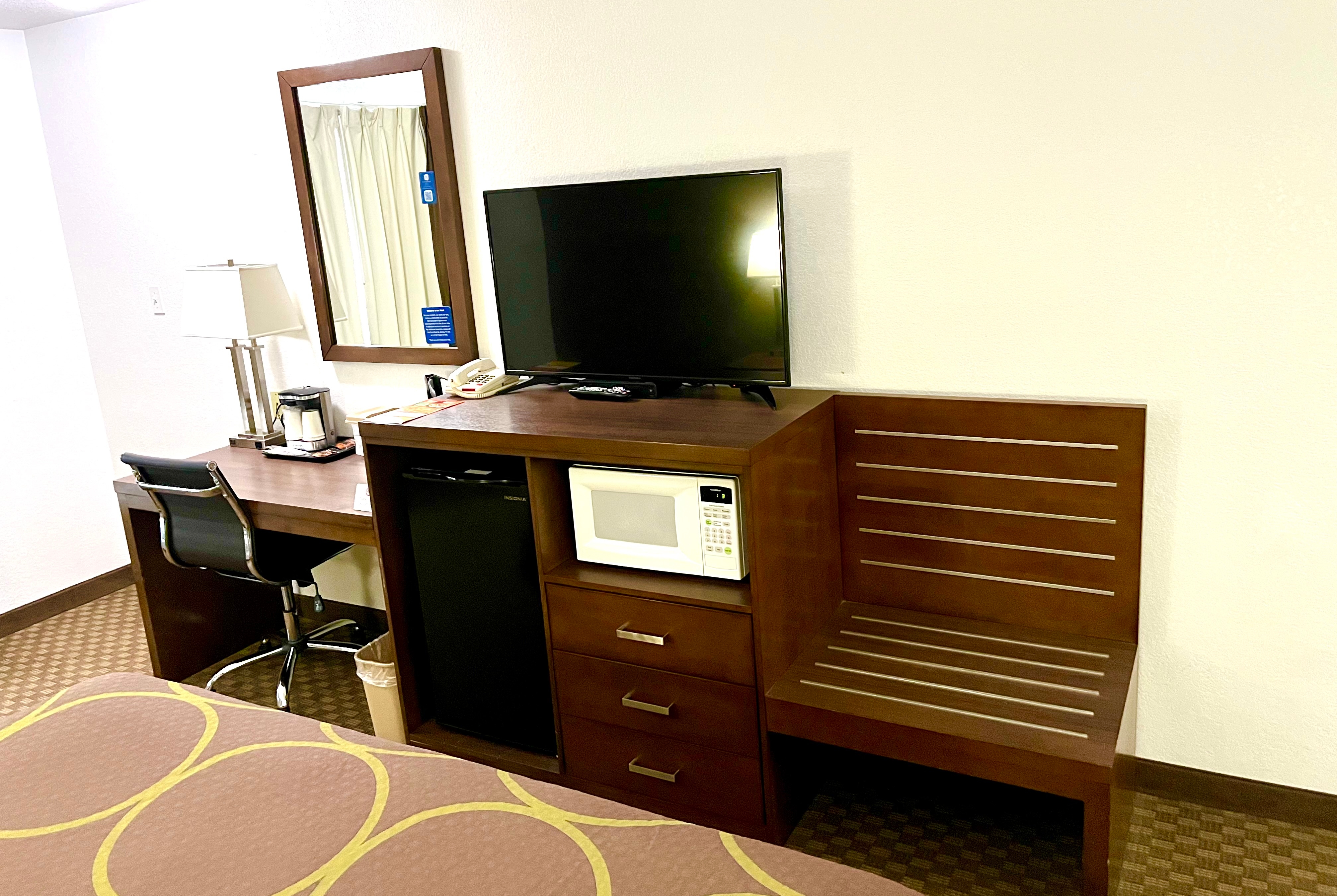 Guest room at the Super 8 by Wyndham Hinton in Hinton, Alberta