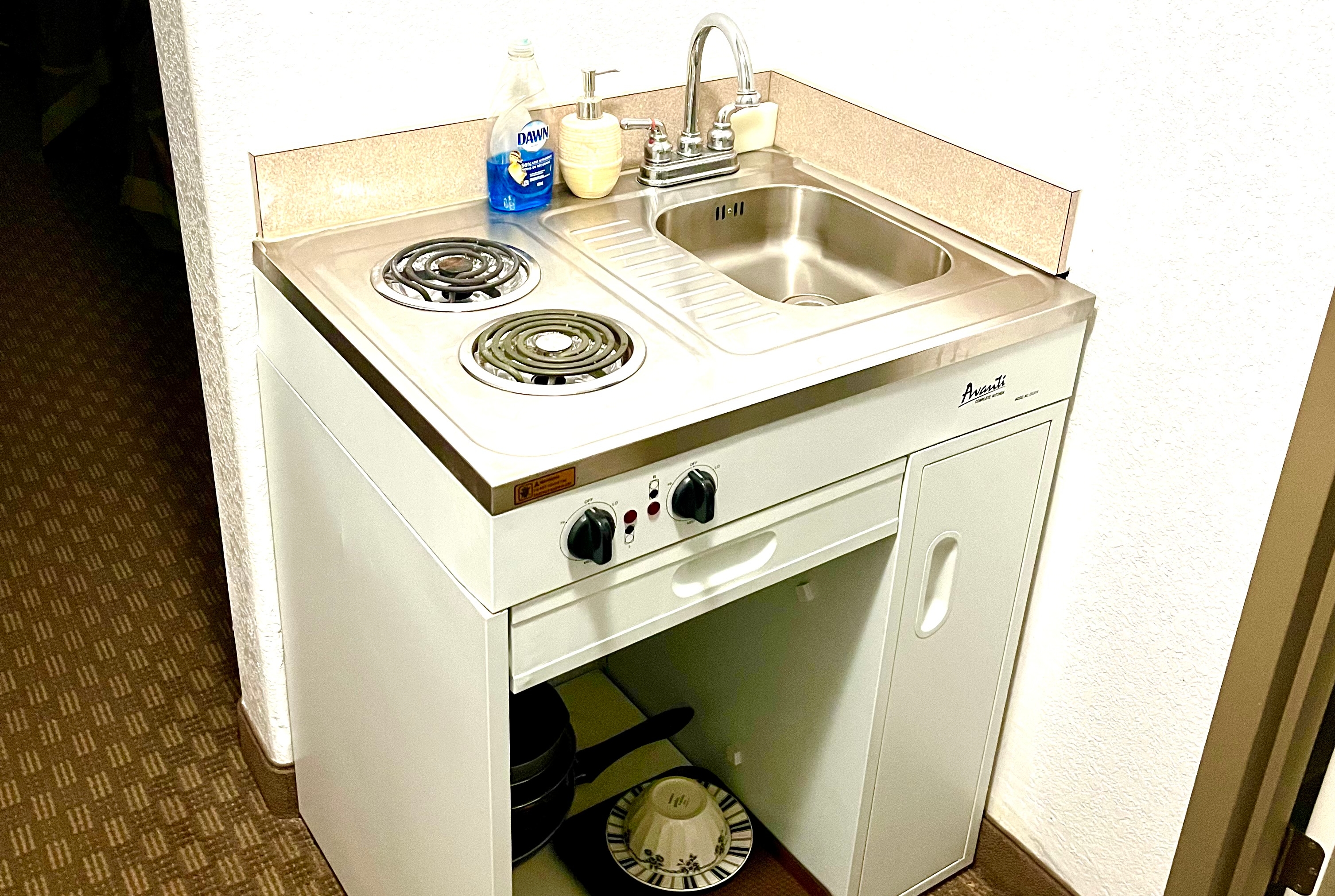 Guest room at the Super 8 by Wyndham Hinton in Hinton, Alberta