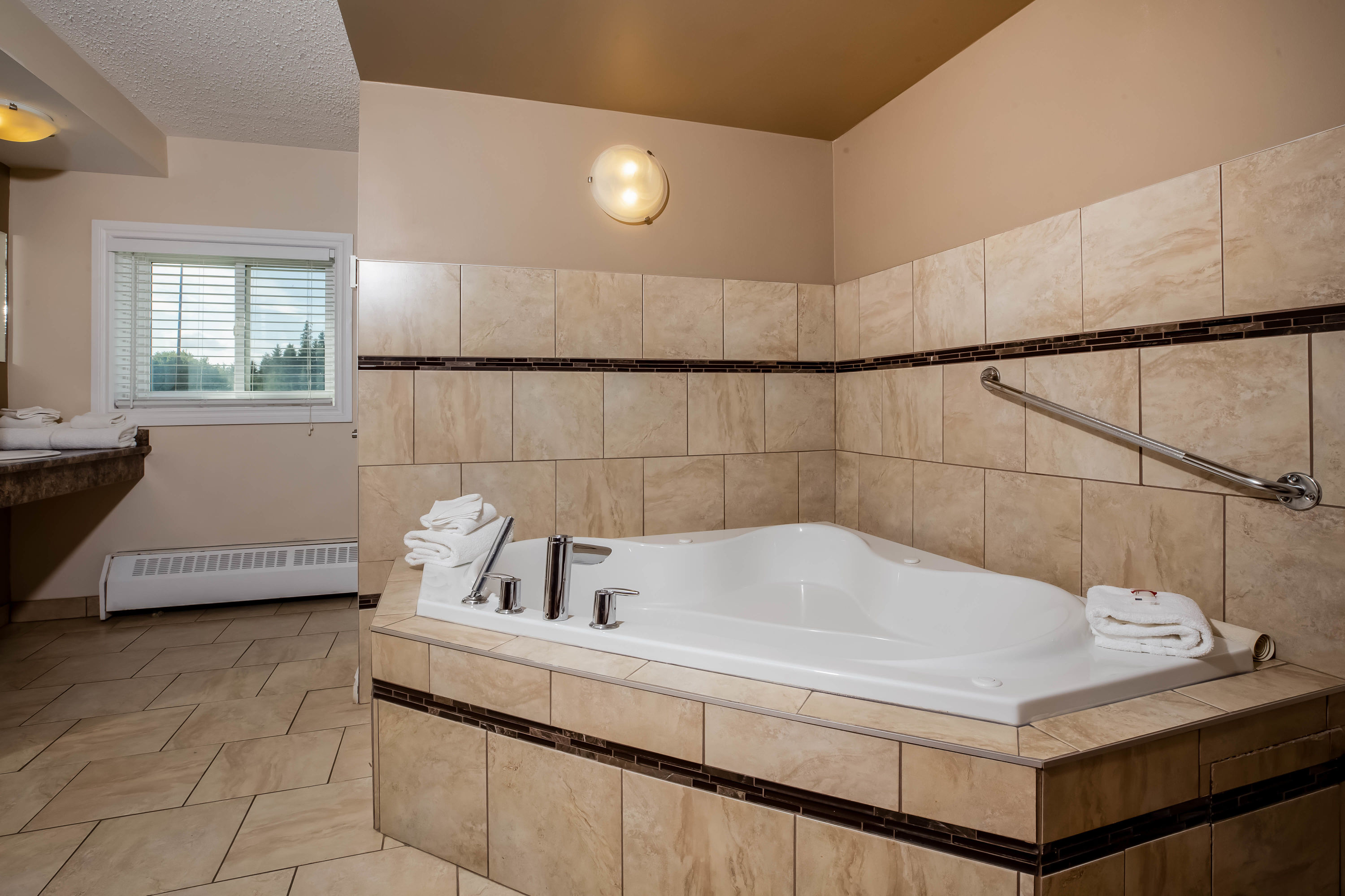 Guest room at the Super 8 by Wyndham Smoky Lake in Smoky Lake, Alberta