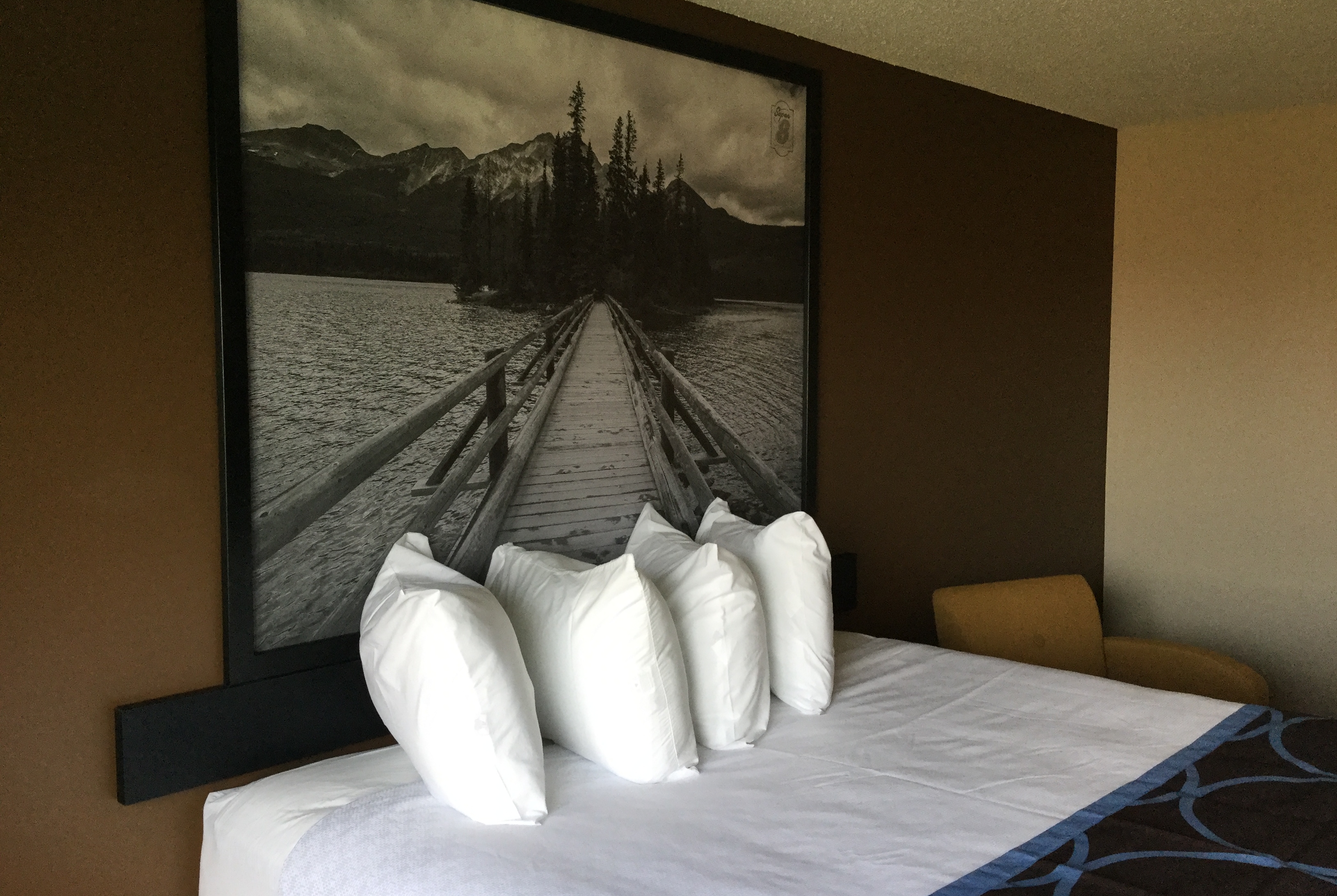Guest room at the Super 8 by Wyndham Spruce Grove in Spruce Grove, Alberta
