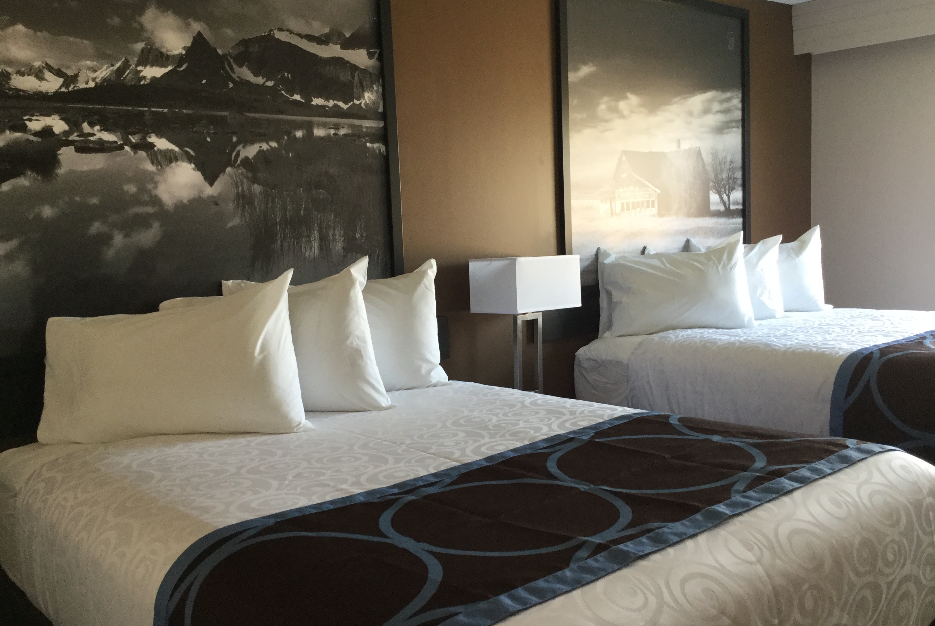 Guest room at the Super 8 by Wyndham Spruce Grove in Spruce Grove, Alberta