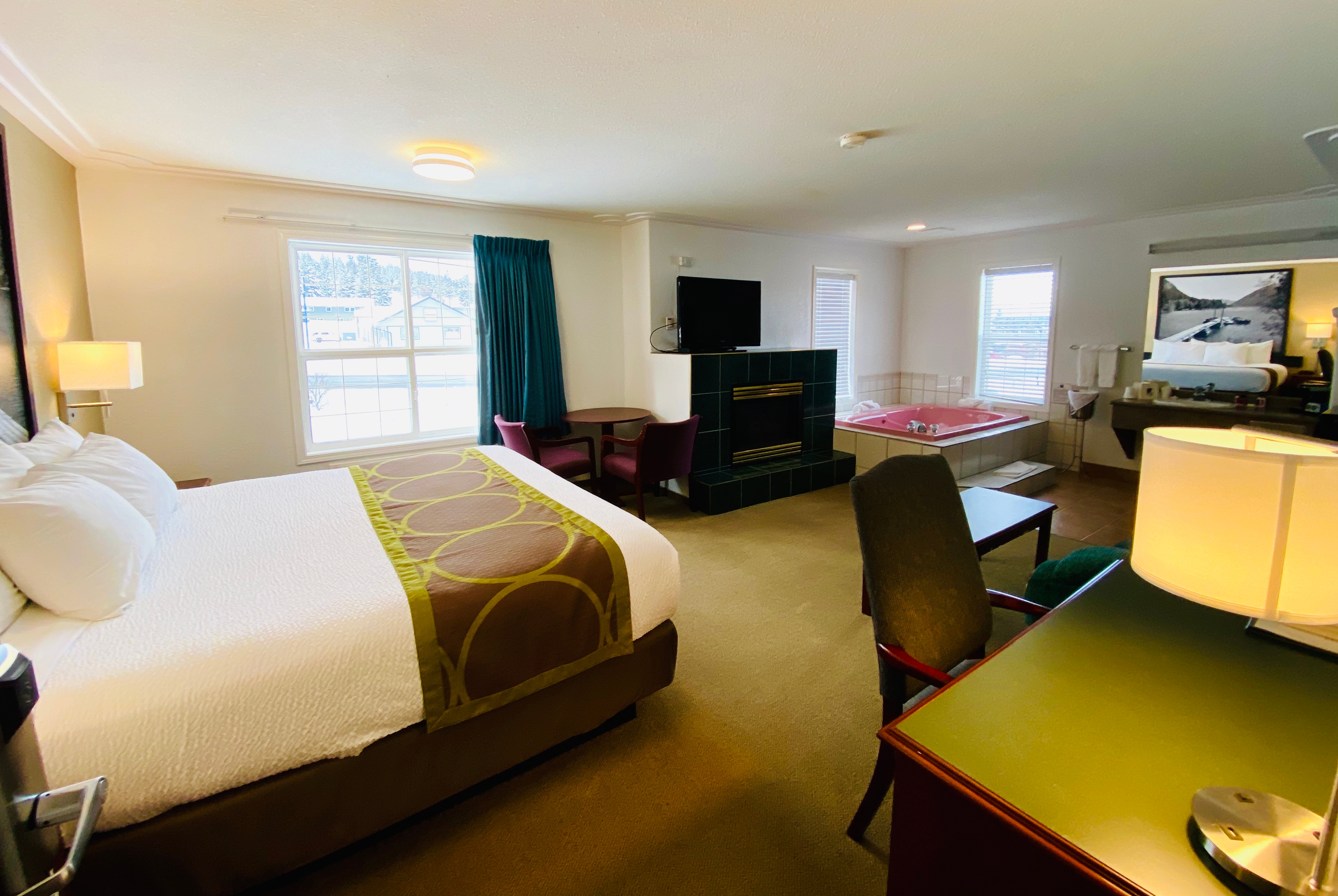 Super 8 by Wyndham 100 Mile House suite in 100 Mile House, British Columbia