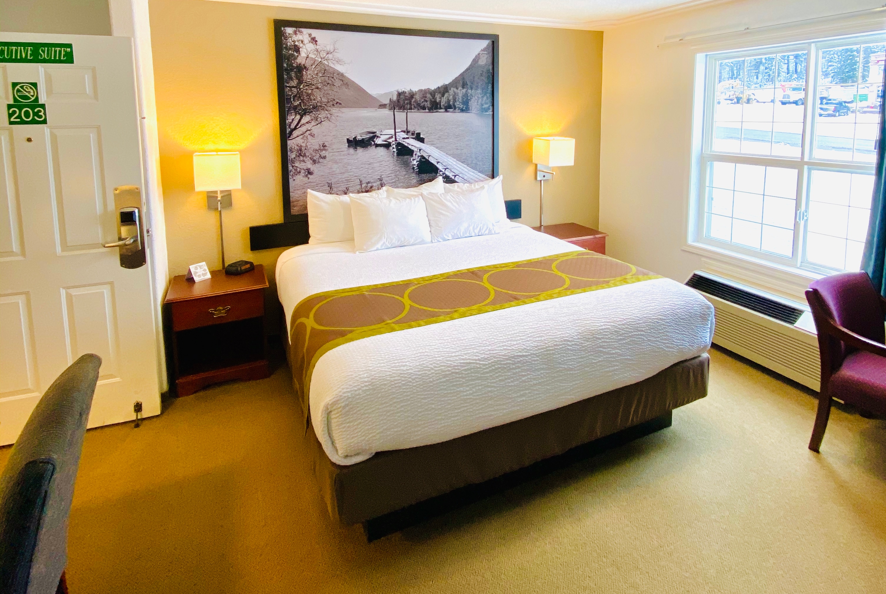 Super 8 by Wyndham 100 Mile House suite in 100 Mile House, British Columbia