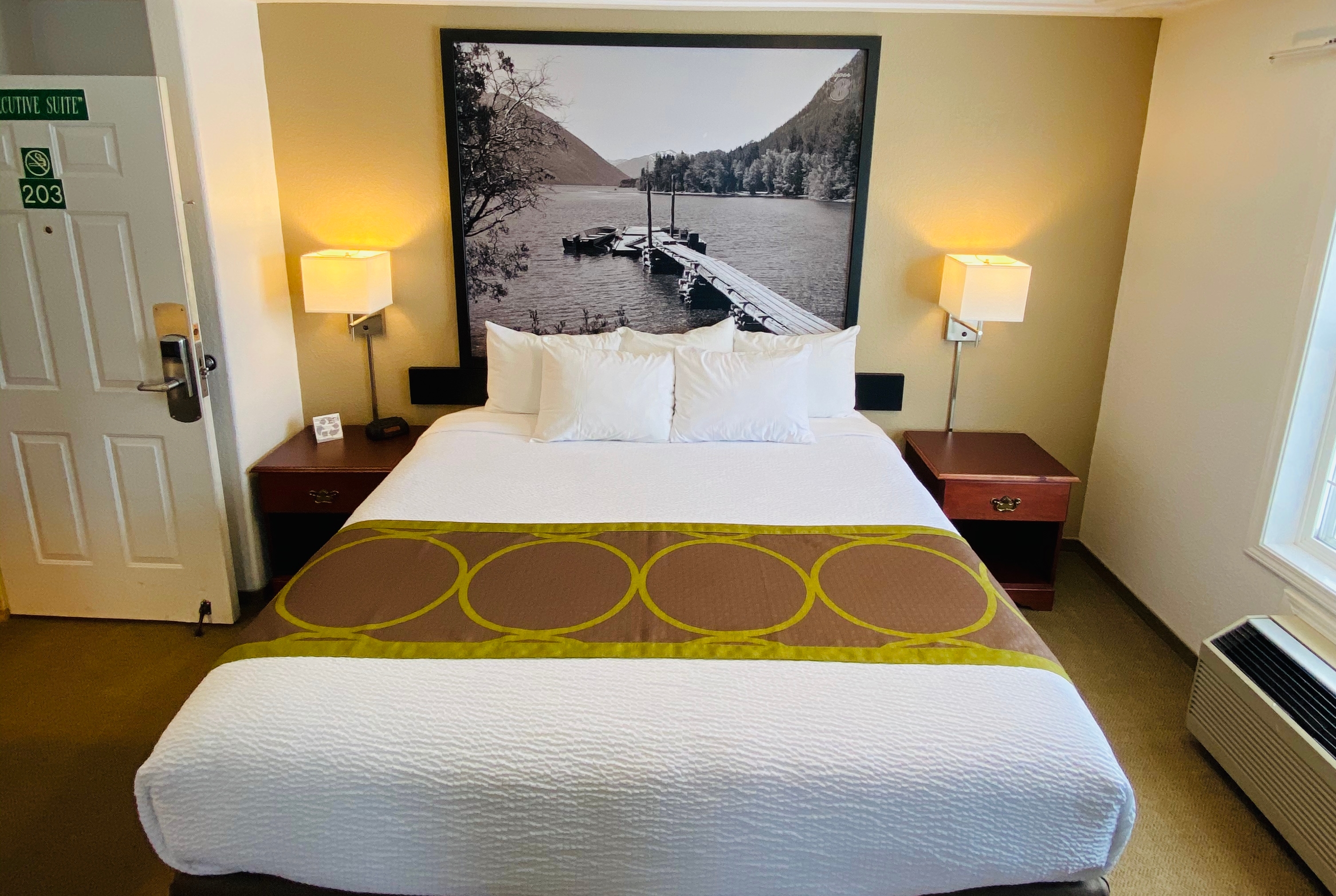 Super 8 by Wyndham 100 Mile House suite in 100 Mile House, British Columbia