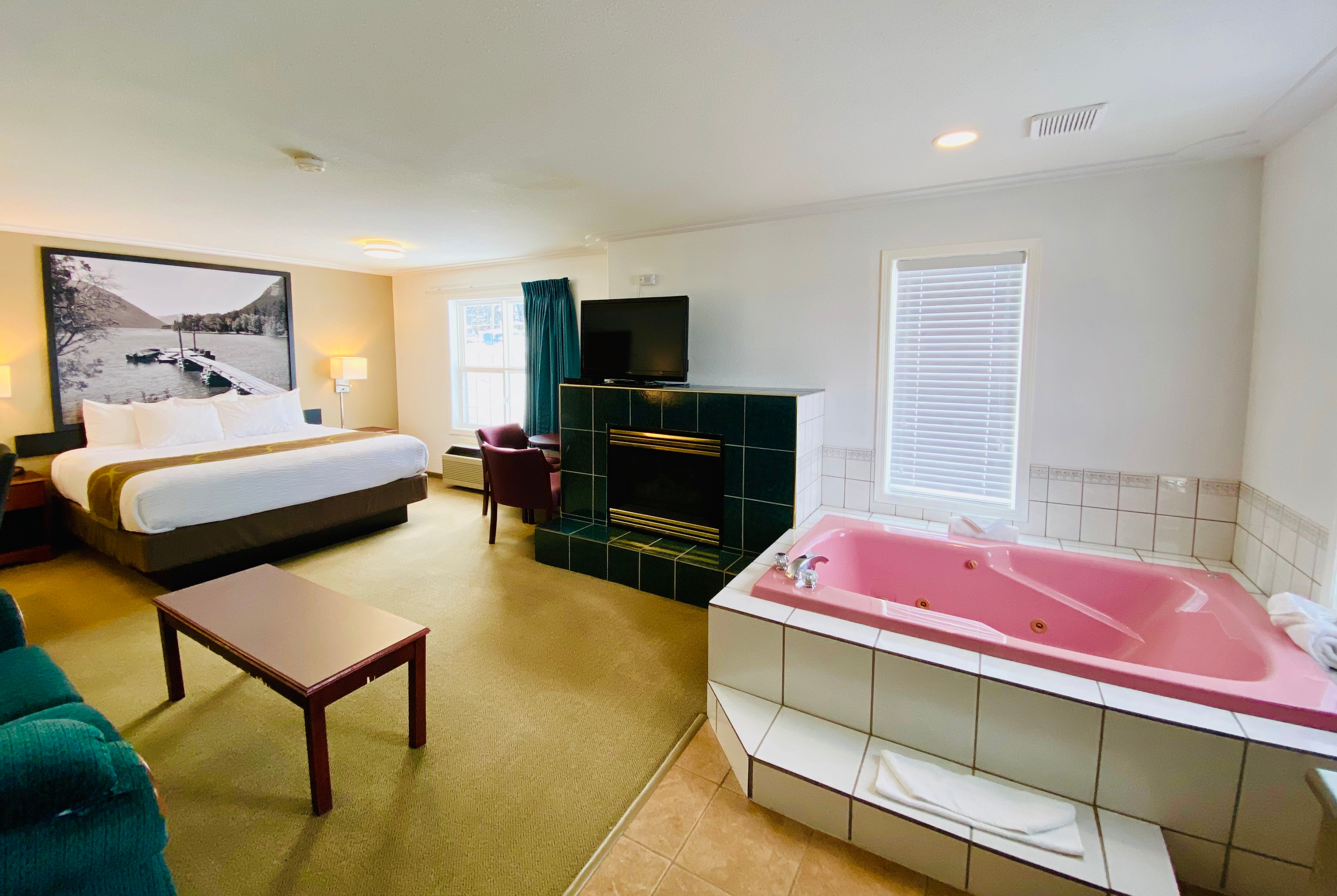 Super 8 by Wyndham 100 Mile House suite in 100 Mile House, British Columbia