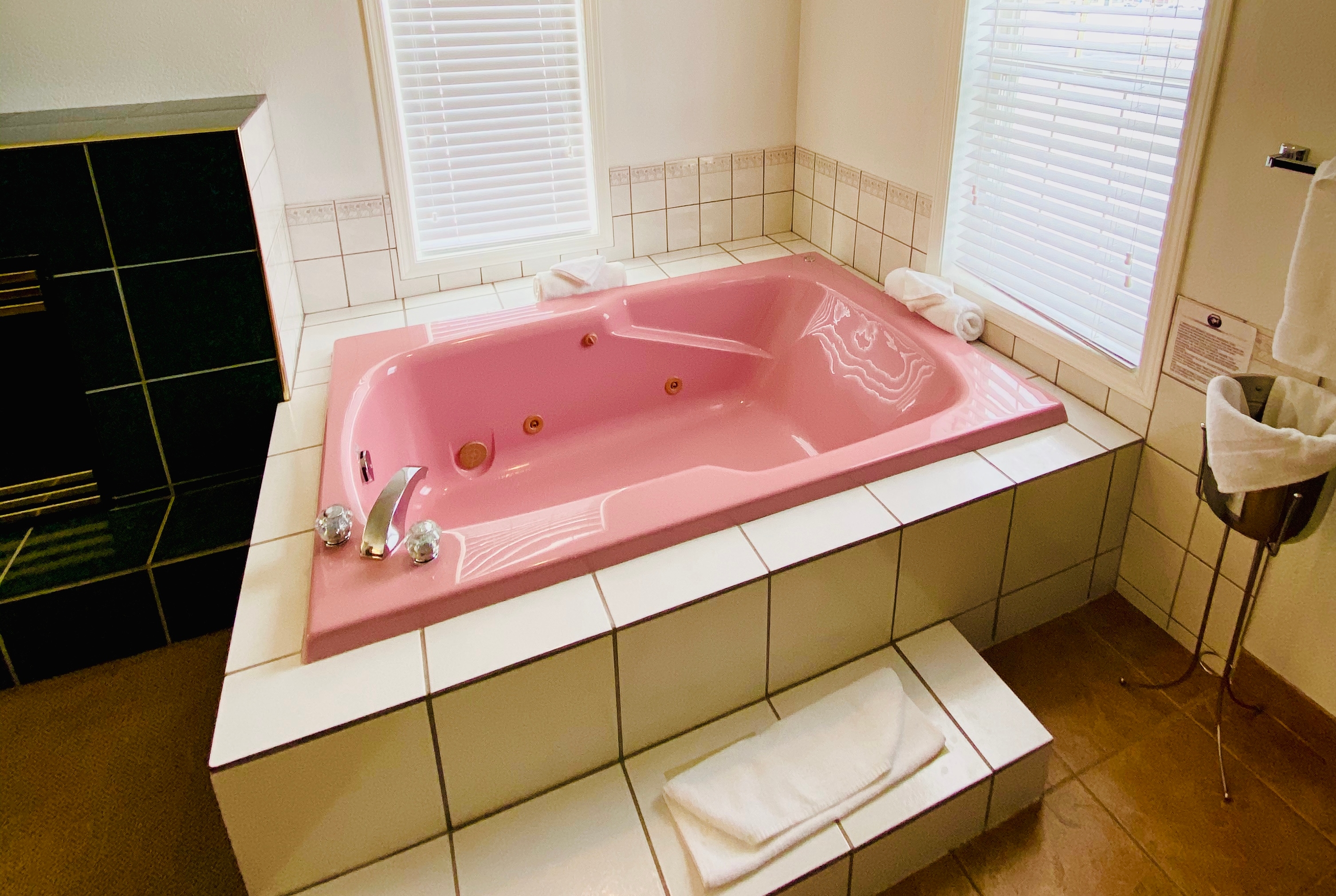 Super 8 by Wyndham 100 Mile House suite in 100 Mile House, British Columbia