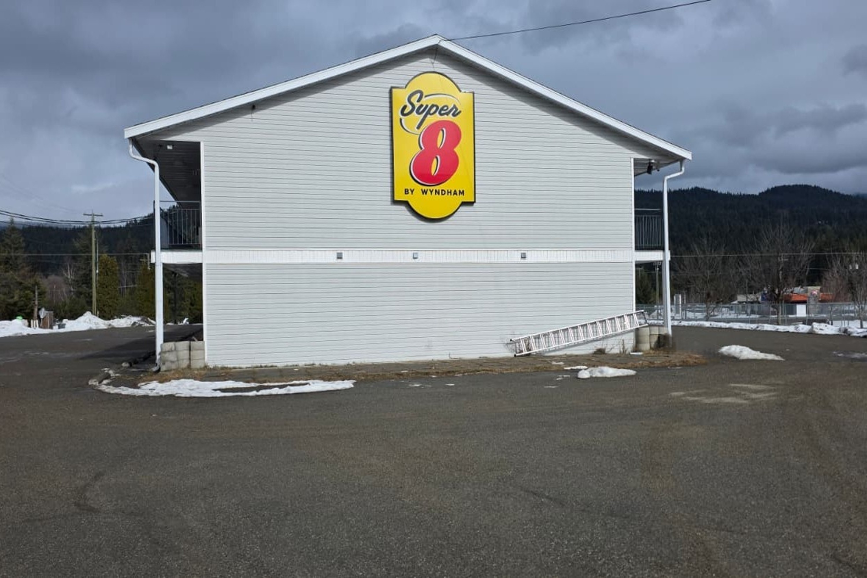 Exterior of Super 8 by Wyndham Clearwater BC hotel in Clearwater, British Columbia