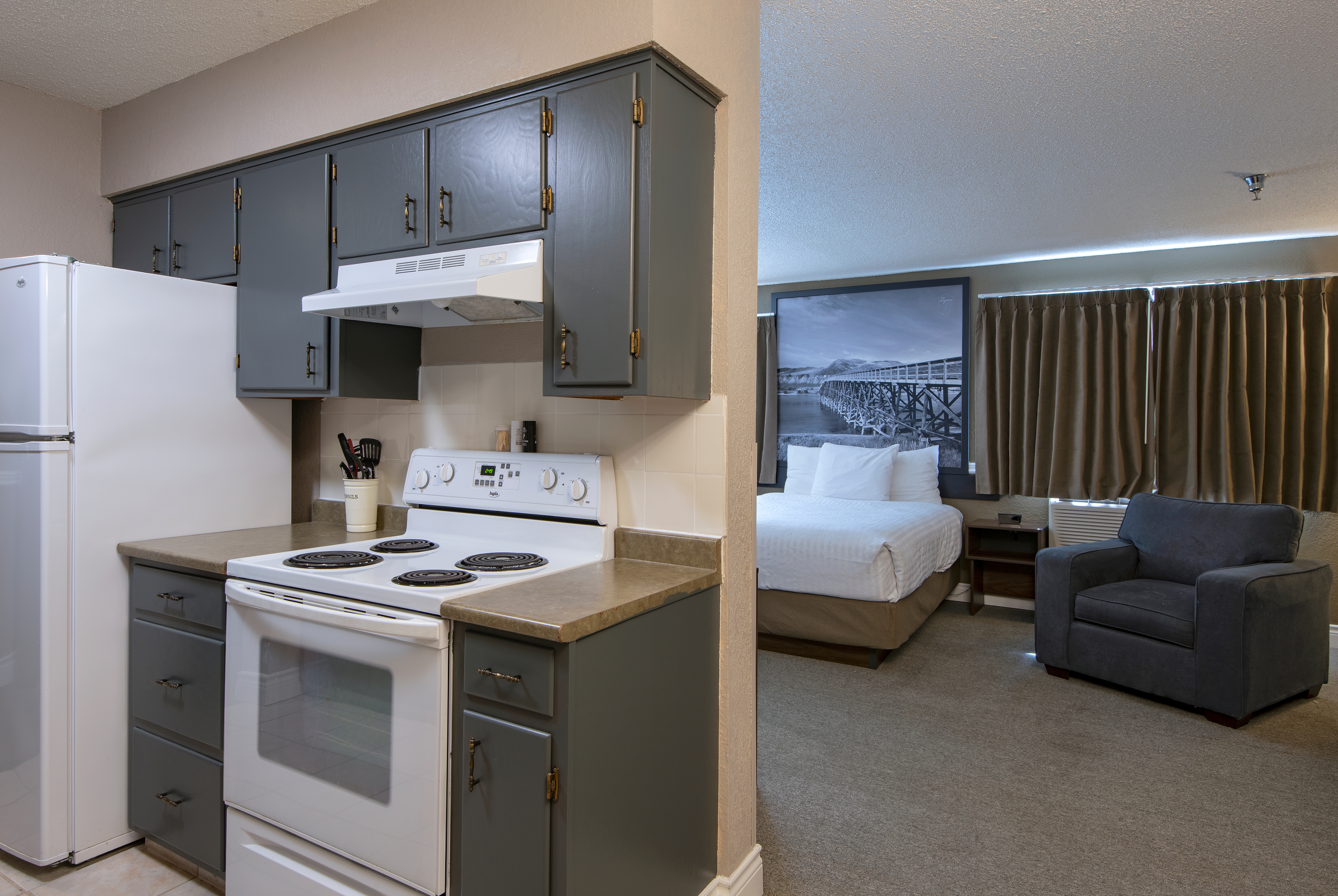 Super 8 by Wyndham Kamloops On The Hill suite in Kamloops, British Columbia