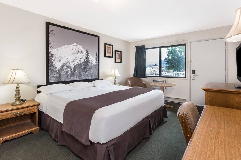 Guest room at the Super 8 Kelowna BC in Kelowna, British Columbia