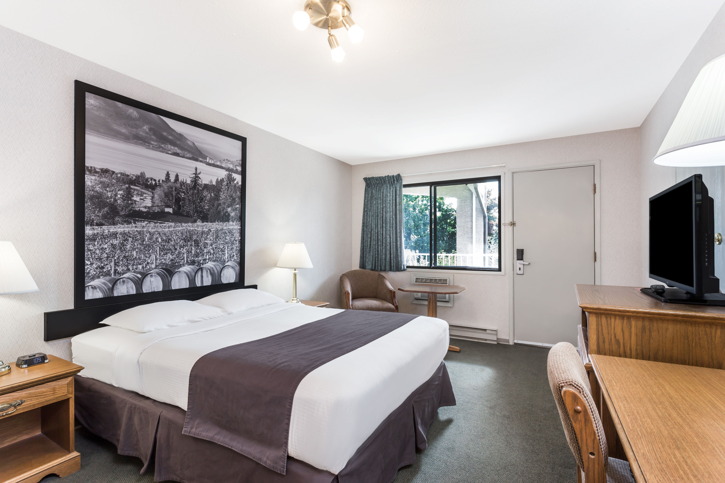 Super 8 By Wyndham Kelowna Bc Kelowna Bc Hotels