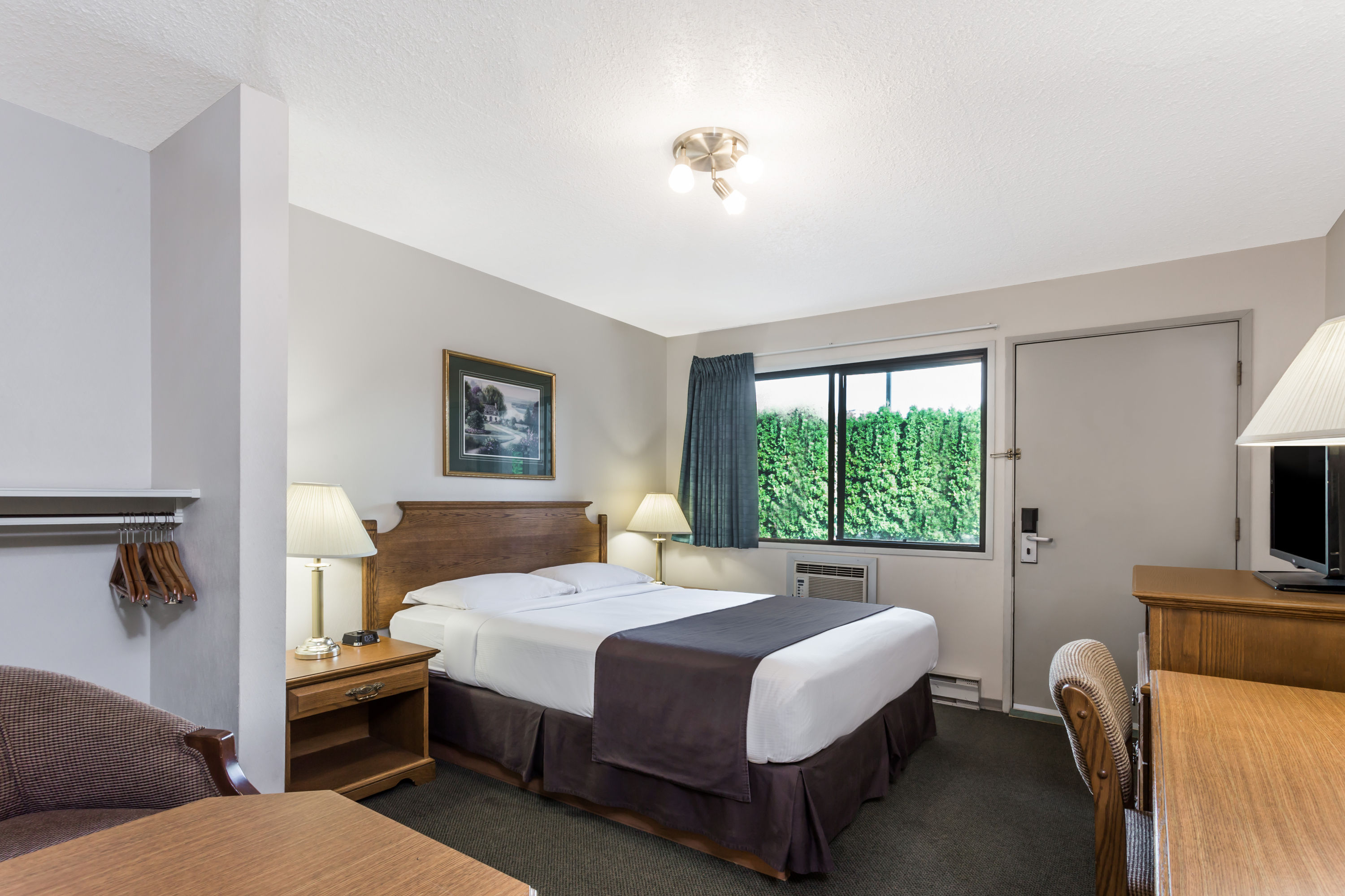 Guest room at the Super 8 by Wyndham Kelowna BC in Kelowna, British Columbia