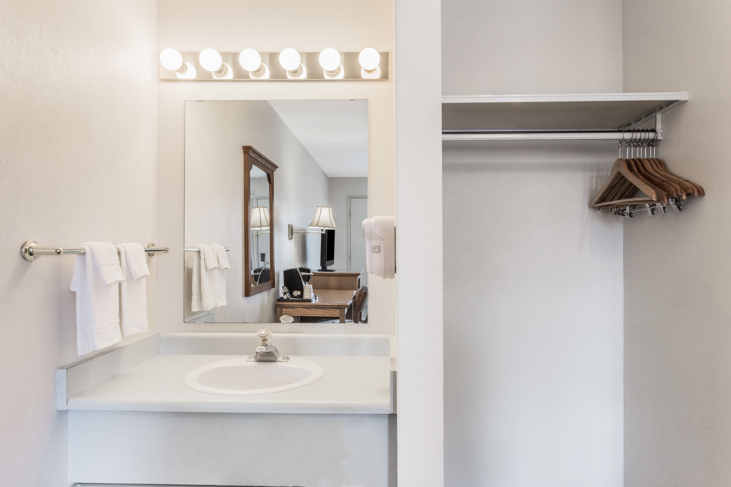 Guest room at the Super 8 by Wyndham Kelowna BC in Kelowna, British Columbia