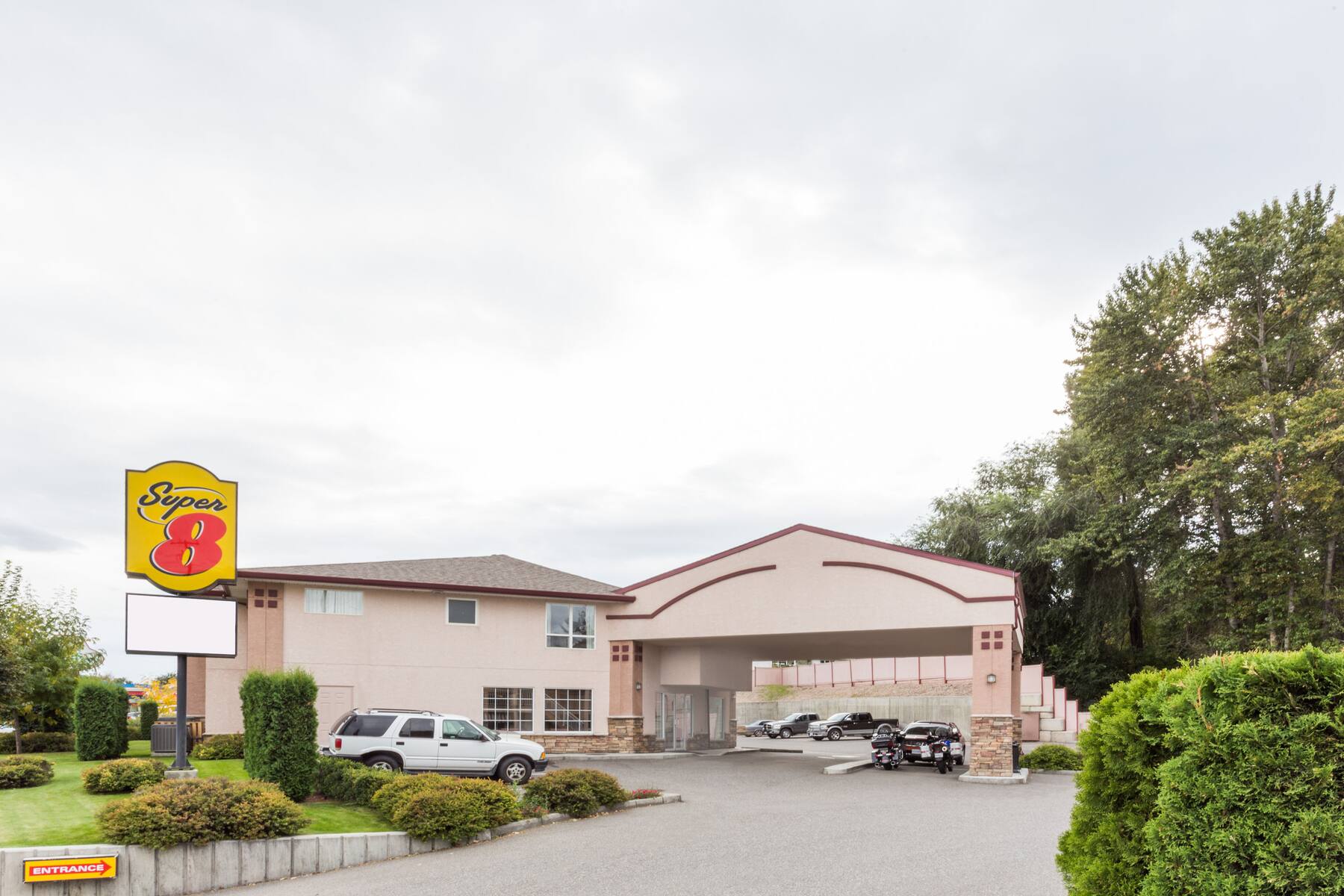 Exterior of Super 8 Lake Country/Winfield Area hotel in Lake Country, British Columbia Exterior of Super 8 Lake Country/Winfield Area hotel in Lake Country, British Columbia