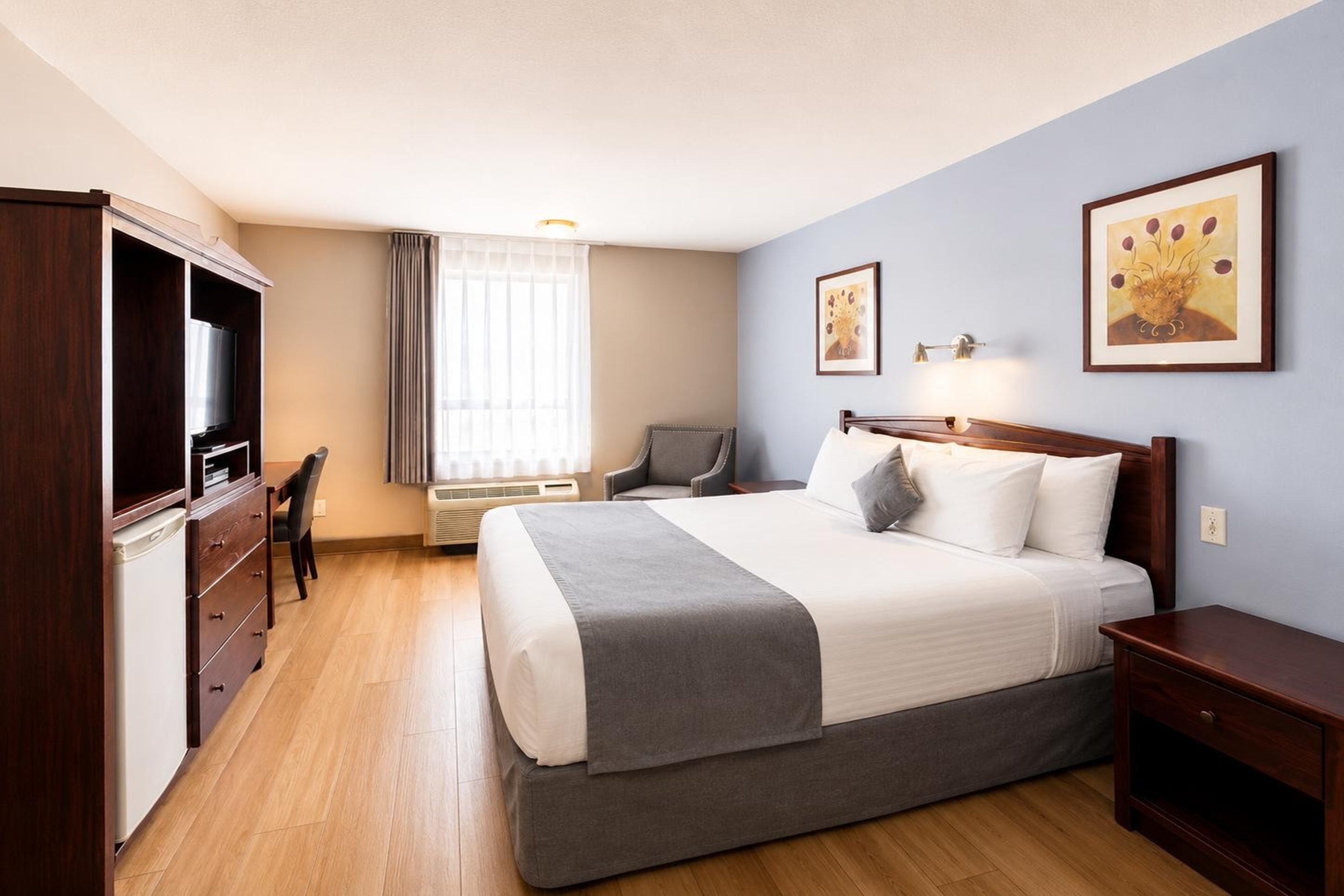 Guest room at the Super 8 by Wyndham Lake Country/Winfield Area in Lake Country, British Columbia