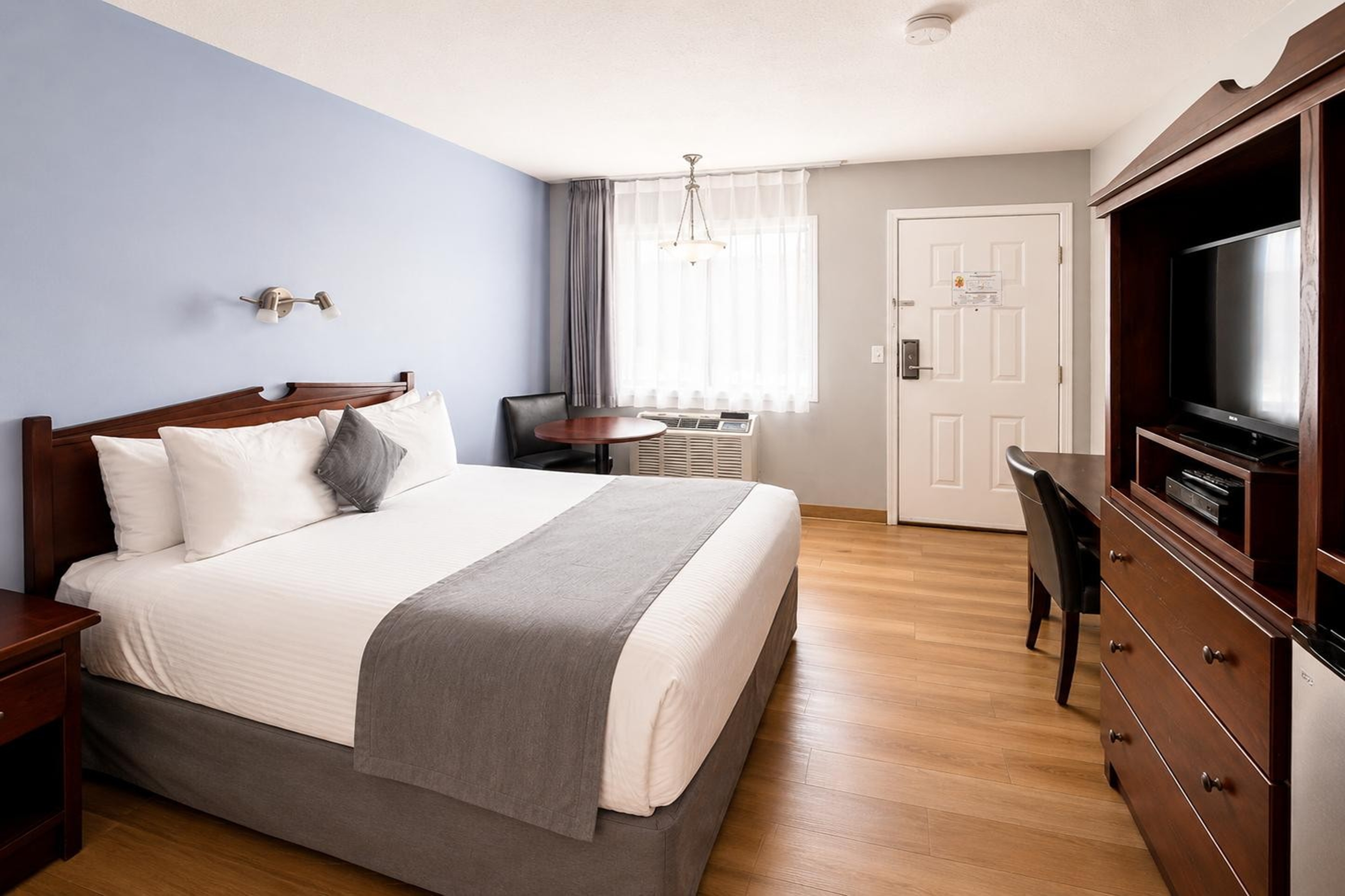 Guest room at the Super 8 by Wyndham Lake Country/Winfield Area in Lake Country, British Columbia